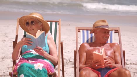 amigos mayores sentados en la silla de la playa