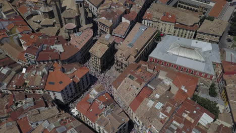 Running-with-the-bulls-tourist-crowd-in-Plaza-Consistorial,-Pamplona