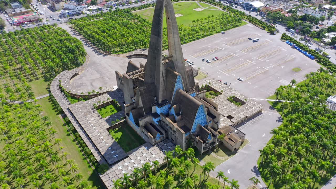 도미니카 공화국의 그랜드 바실리카 라 알타그라시아 주변의 드론 궤도