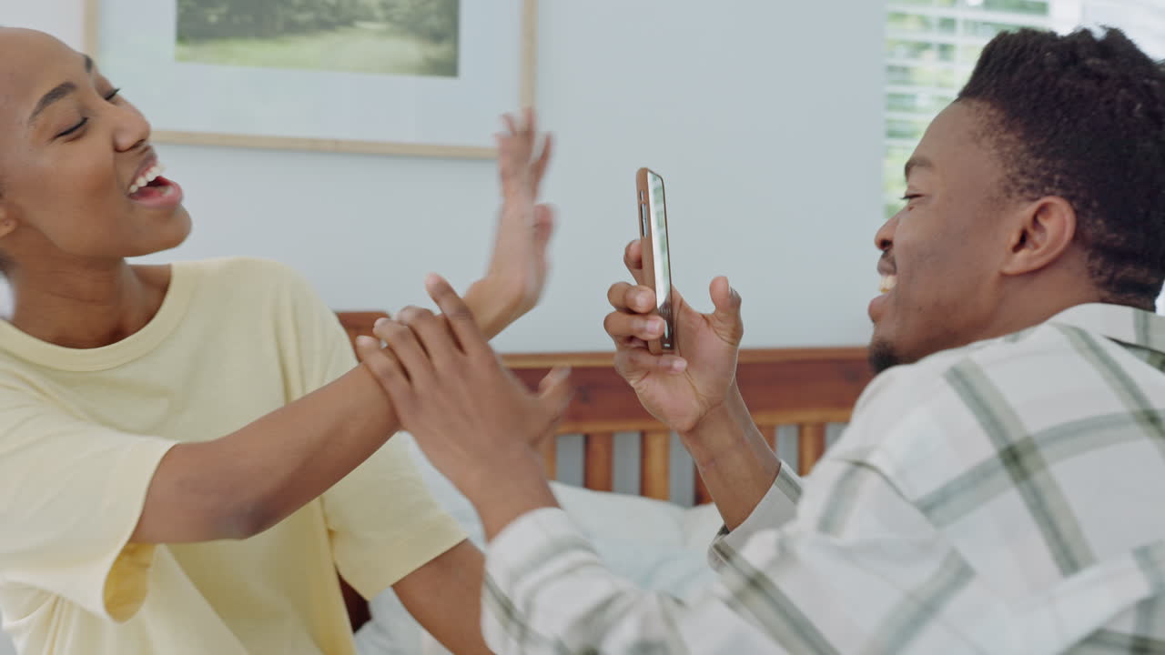 foto de teléfono, cama y pareja divertida con hombre filmando