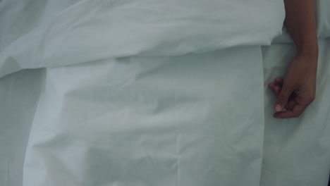 병원 침대 에 누워 있는 병든 사람 의 초상화. 수술 후 환자 가 회복 되고 있다