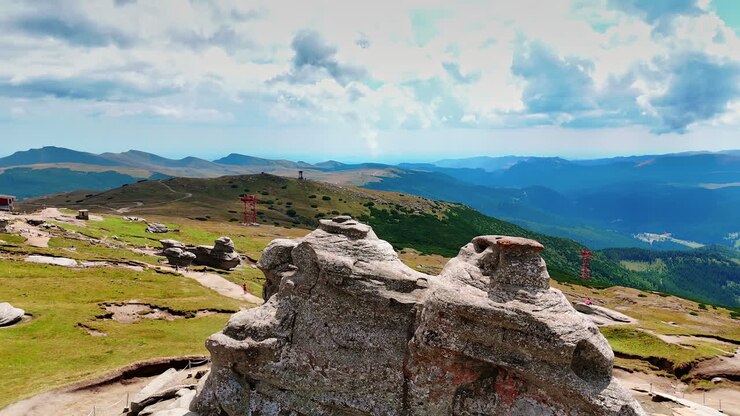 Formazioni rocciose sull'Altopiano di Caraiman in Romania. Insolite formazioni rocciose erose si ergono sull'Altopiano di Caraiman nei Monti Bucegi