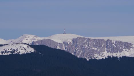 雪山山脊的電視相片