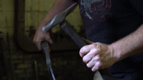 forja de metal de herrero en 4k