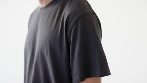 sección media de un hombre afroamericano vestido con una camiseta negra con espacio de copia en fondo blanco