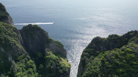 Vista-Desde-Las-Altas-Montañas-Tropicales-Sobre-Un-Barco-Que-Pasa-En-La-Distancia-Del-Mar