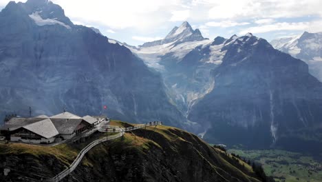 sobrevuelo aéreo sobre grindelwald primero en suiza con vistas a schreckhorn y otros picos del oberland bernés