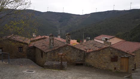 Casas-Tradicionales-De-Esquisto-Del-Pueblo-De-Gondramaz-En-Portugal