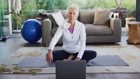 Mujer-Mayor-De-Raza-Mixta-Practicando-Yoga,-Meditando