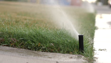 Rainbird-5000-Rotorzahnradantrieb-Dreht-Sich-An-Der-Ecke-Des-Rasens-Vor-Dem-Bürgersteig