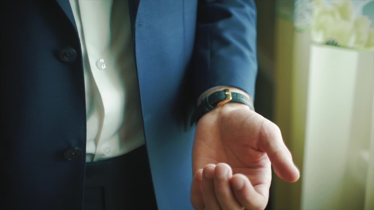 신랑이 결혼식 전에 향수를 뿌리고 있다