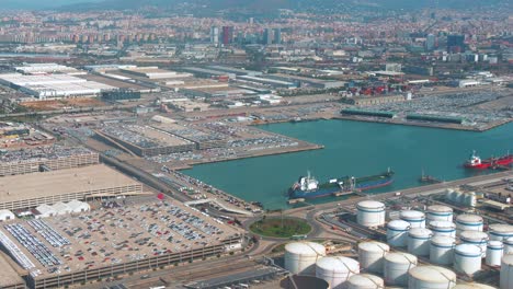 Imágenes-Aéreas-Desde-La-Ventanilla-Del-Avión-Que-Llega-Al-Aeropuerto-Del-Prat-Vuelo-Sobre-El-Puerto-De-Barcelona-1