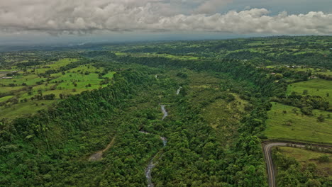 Cordillera-Panamá-Vista-Aérea-V4-Panorámica-Del-Paisaje-Volar-Alrededor-De-Terrenos-Naturales-Capturando-El-Hermoso-Dosel-De-La-Jungla,-El-Cañón-Del-Río-Macho-Mote-Y-Pastos-Verdes---Filmado-Con-Cine-Mavic-3---Abril-De-2022