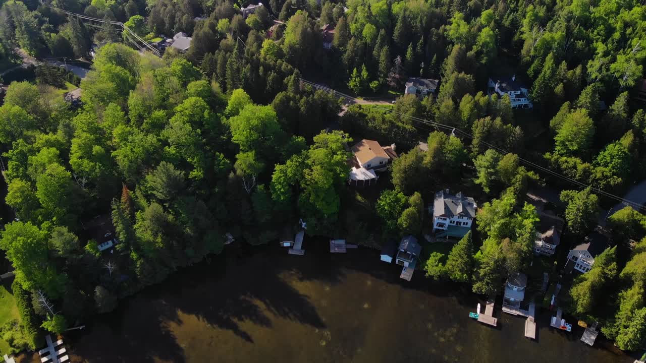 4k 공중 드론 코티지 하우스 호수는 코티지를 내려다보며 앞으로 날아갑니다.