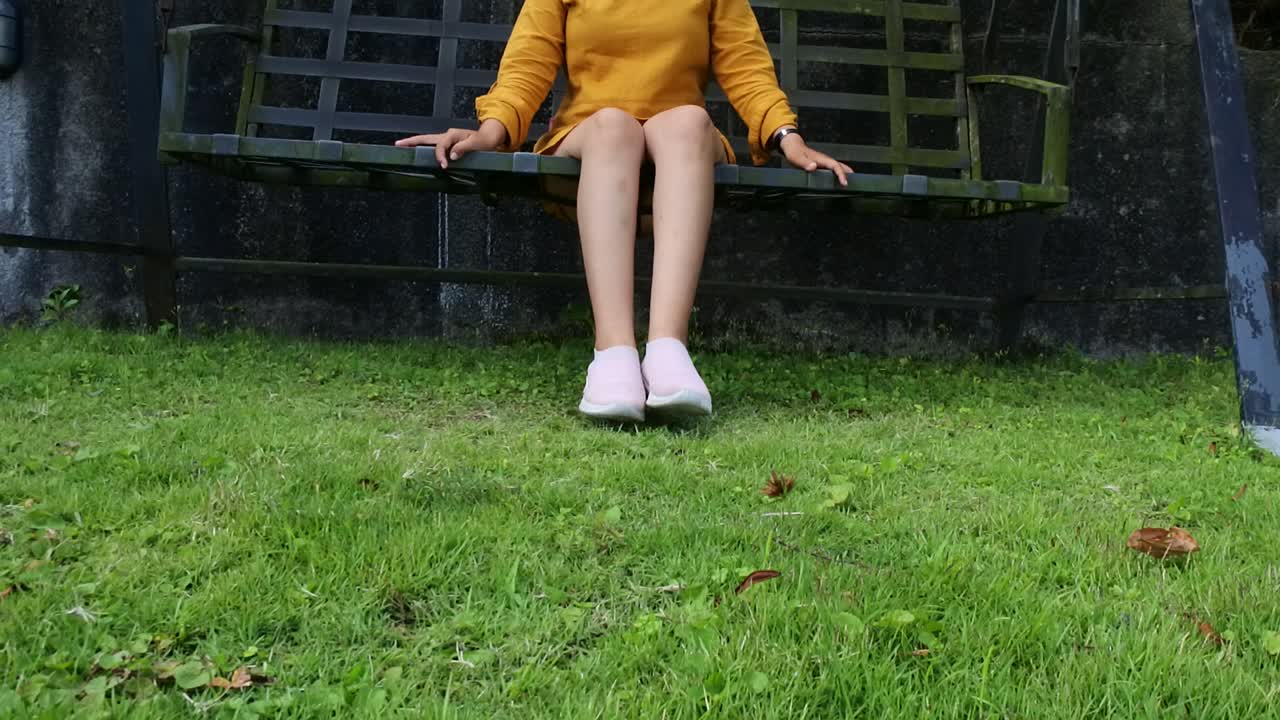 빌라에서 그네를 타는 미확인 여성