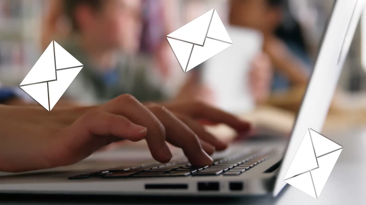 escribiendo correos electrónicos en una computadora portátil 4k