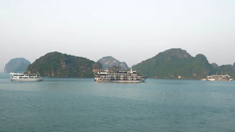 Resplandor-Vespertino-De-La-Bahía-De-Ha-Long:-Barcos-De-Crucero-Rodeados-De-Montañas-Rocosas-De-Piedra-Caliza