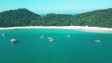 Tourist-boats-on-Campeche-Island-in-Florianópolis,-Brazil