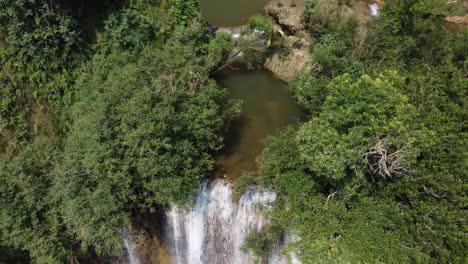 Disparo-De-Drones-Volando-Sobre-Una-De-Las-Cascadas-Más-Pequeñas-De-La-Cascada-Thi-Lo-Su,-Ubicada-En-Lo-Profundo-De-La-Jungla,-Fuera-De-Los-Caminos-Trillados-Del-Norte-De-Tailandia-En-El-área-De-Umphang-En-El-Sudeste-Asiático