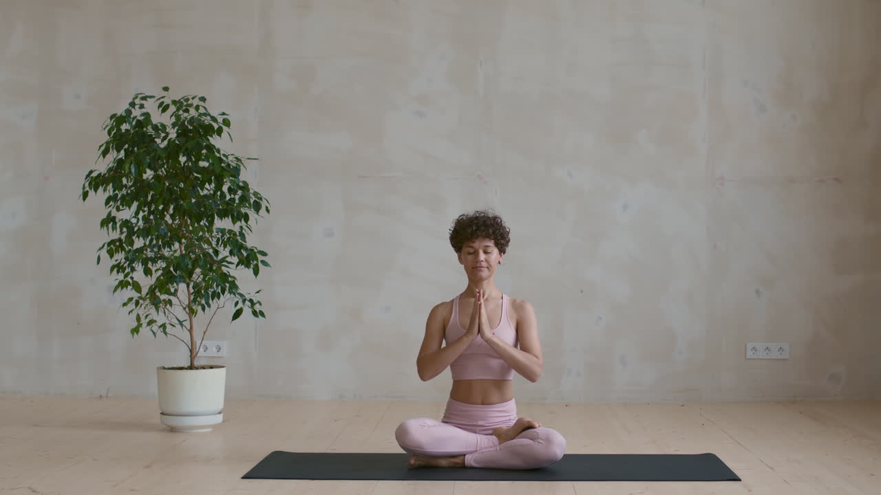 Mulher em postura de meditação
