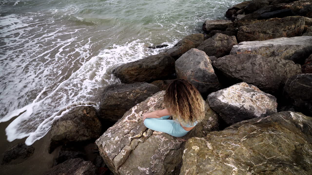 Yogi di livello avanzato che pratica connessioni respiratorie spirituali.