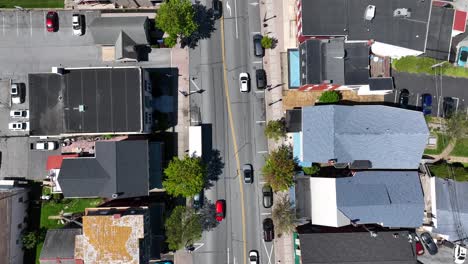 Fahrzeuge-Auf-Der-Hauptstraße-Einer-Amerikanischen-Stadt-Im-Frühling