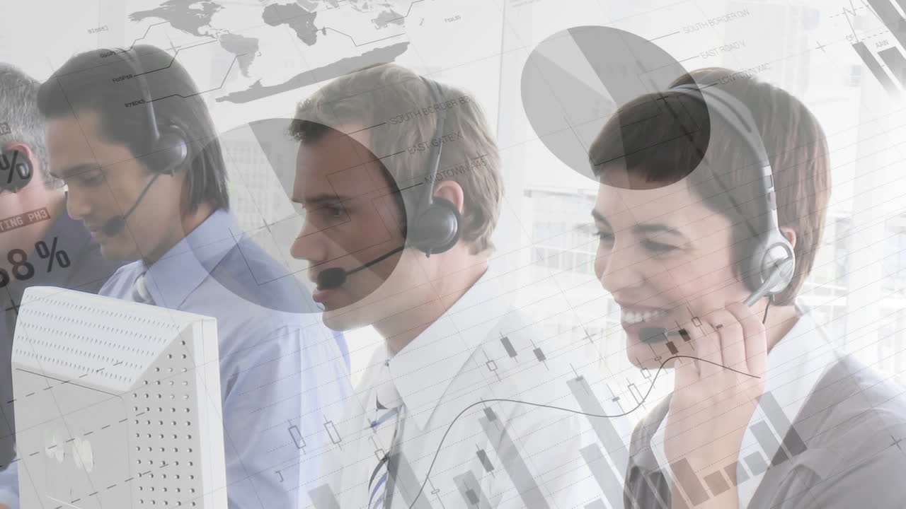 animación del procesamiento de datos financieros y estadísticos sobre personas de negocios que llevan auriculares telefónicos