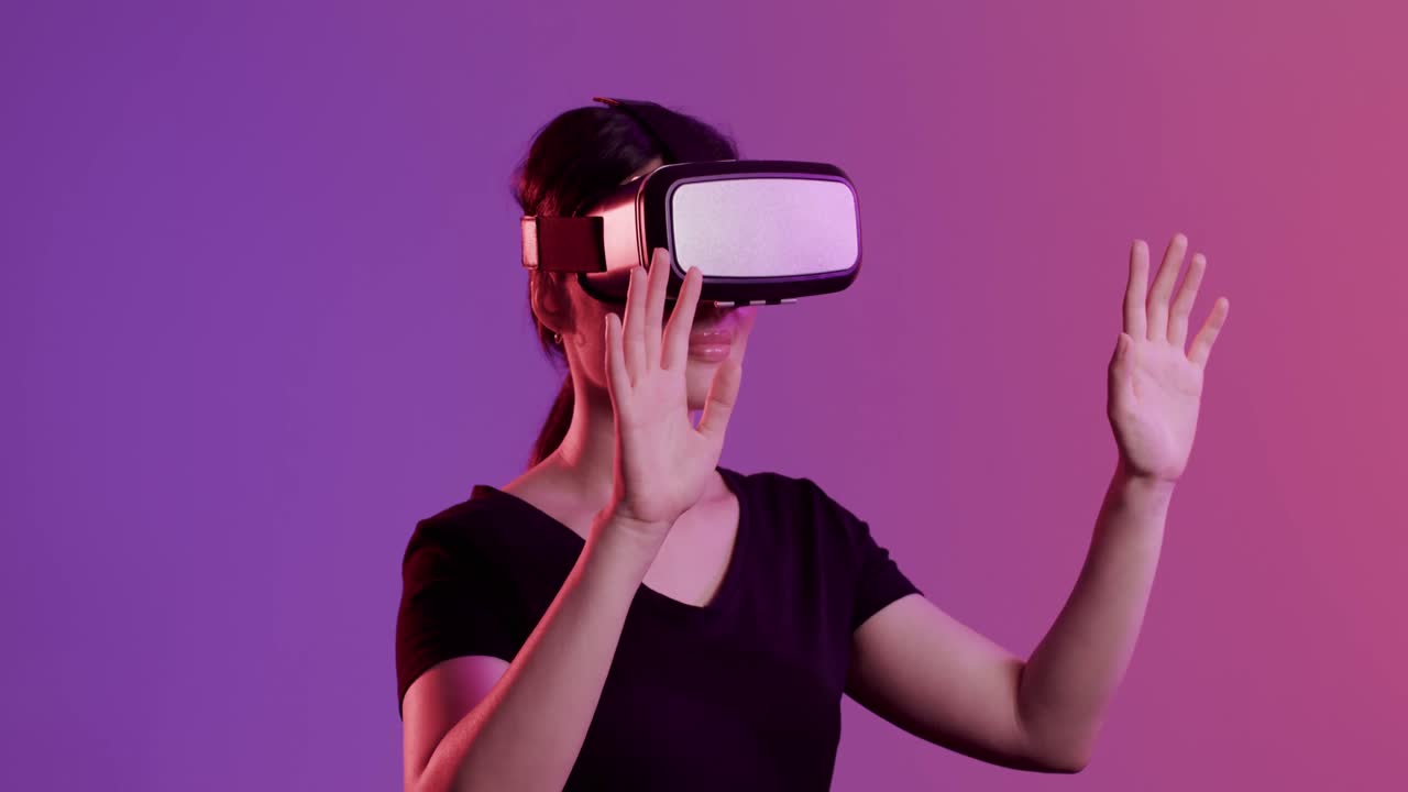 donna asiatica felice che usa un auricolare vr e tocca uno schermo virtuale su sfondo viola, slow motion