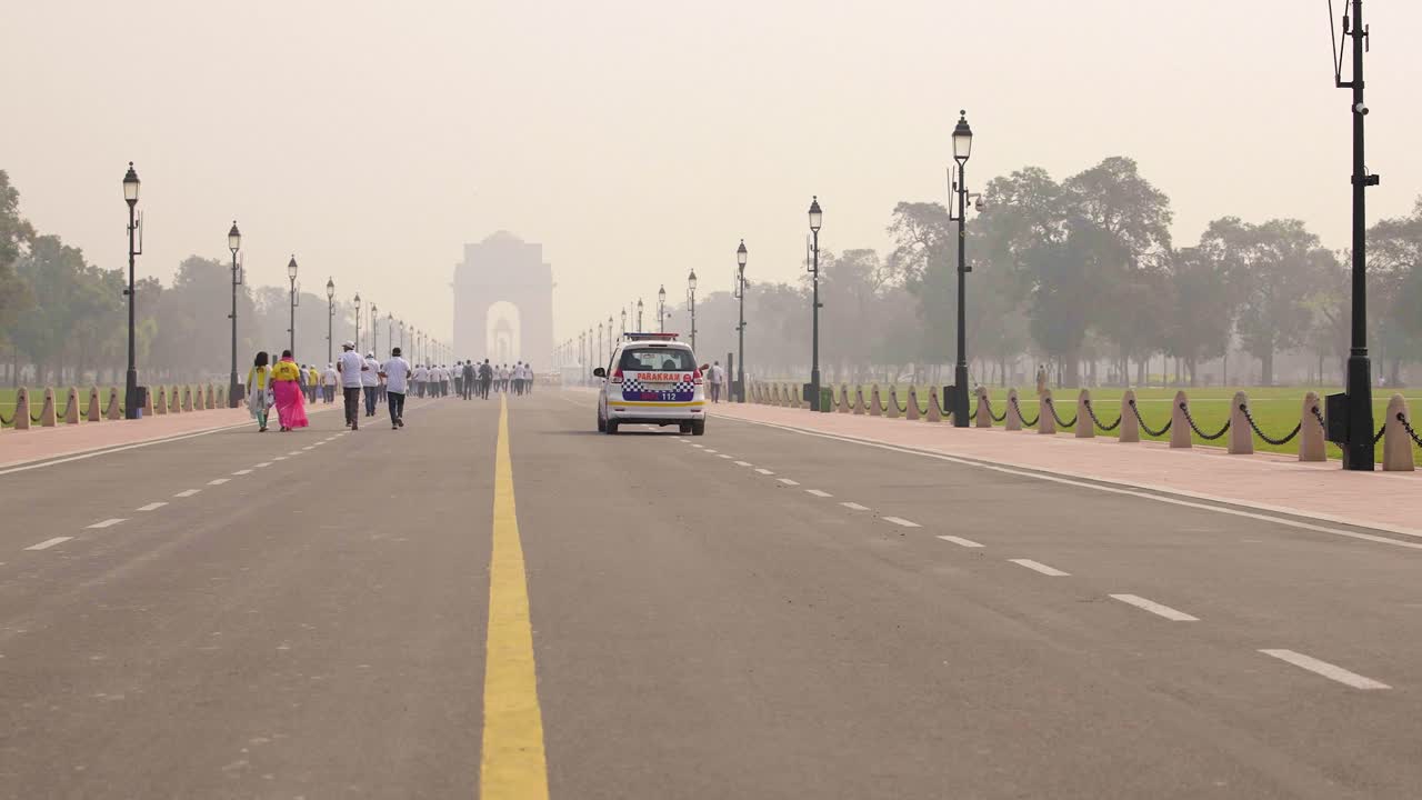 Streifenwagen patrouilliert nahe dem India Gate.
