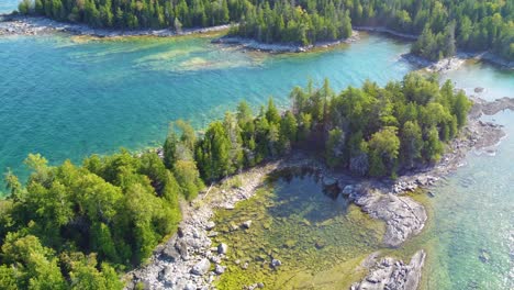 magiczne jezioro z turkusową wodą i zielonym lasem w zatoce georgian w ontario w kanadzie