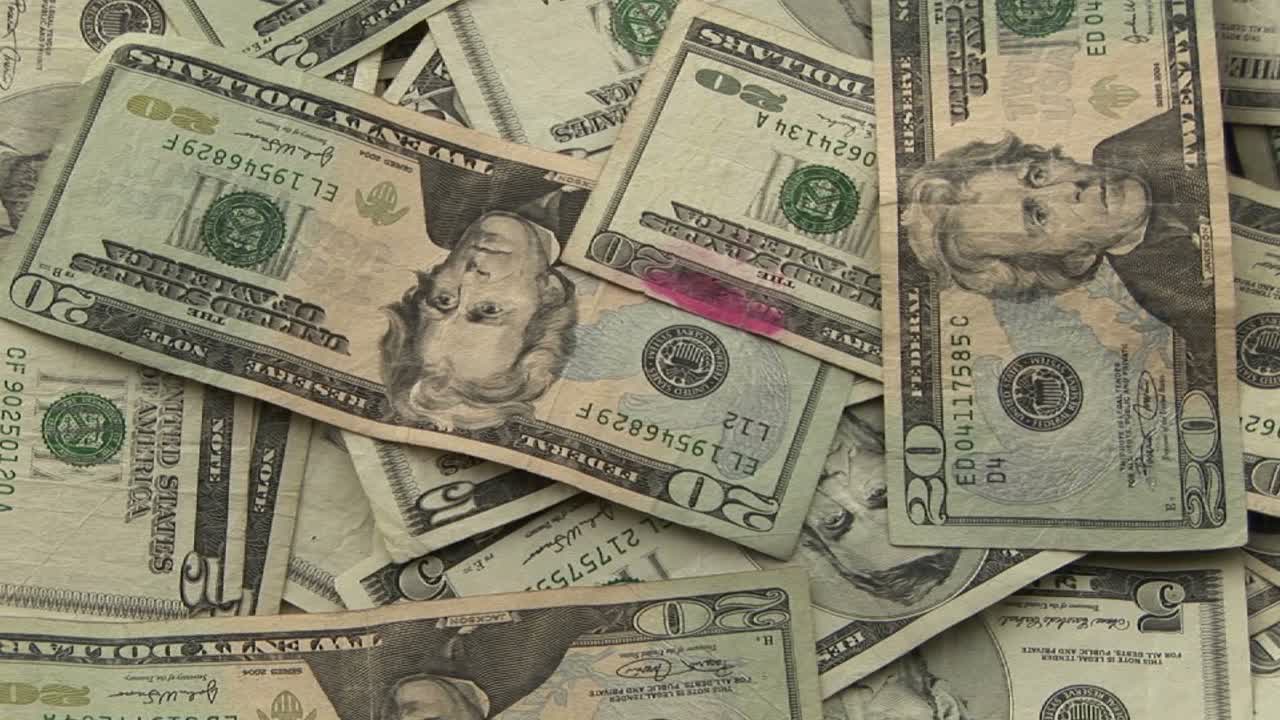 un montón de dinero se sienta en una mesa