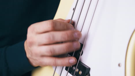 El-Guitarrista-Realiza-La-Técnica-De-Backbeat-En-El-Bajo.