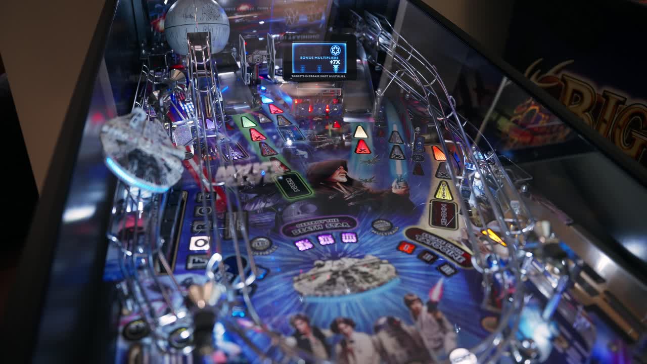 disparo en primer plano de una máquina de juego de pinball con tema de star wars