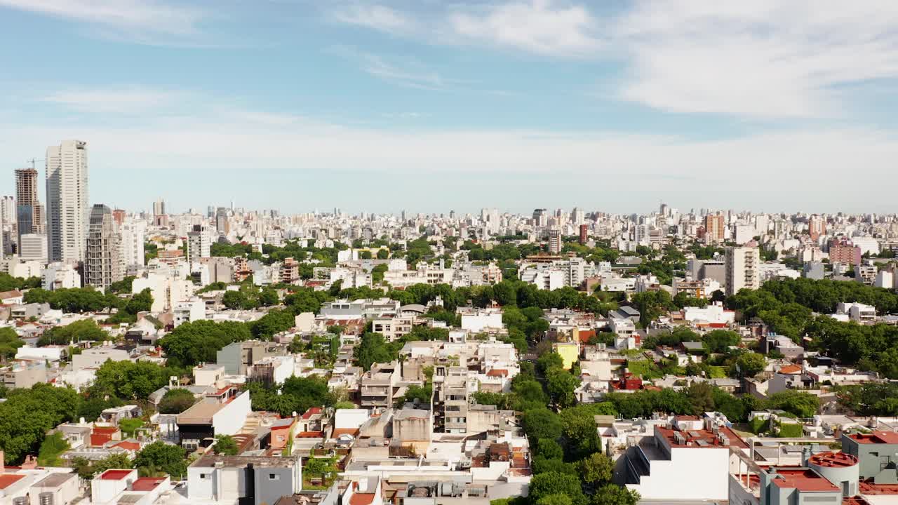 elevándose sobre el panorama de la ciudad de calles estiradas hasta el horizonte de buenos aires, argentina