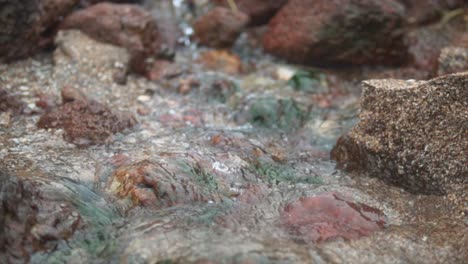 Zeitlupenfilm,-Entspannender-Wasserstrom-Auf-Den-Felsen