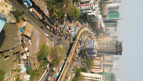 Toma-Vertical-Con-Dron-Del-Tráfico-De-Mumbai,-Intersección-Con-Automóviles,-Bicicletas-Y-Rickshaws,-Tráfico-Intenso,-Infraestructura-India