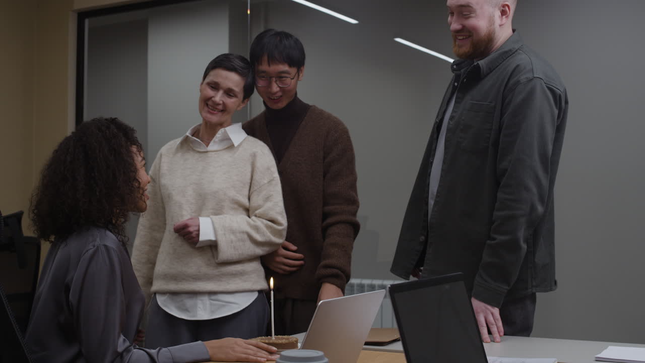 オフィスの誕生日祝い