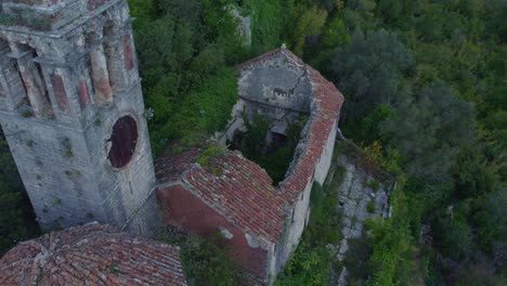 viejas ruinas de la iglesia en medio de una colina verde y exuberante en montenegro, aérea