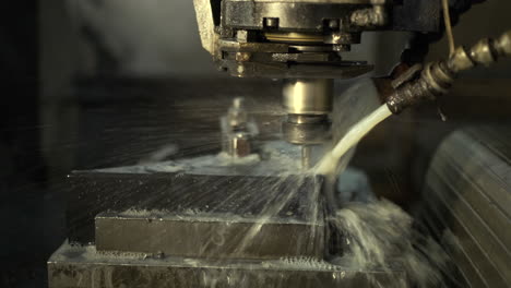 fresado de hierro en una máquina herramienta cnc con refrigeración por agua