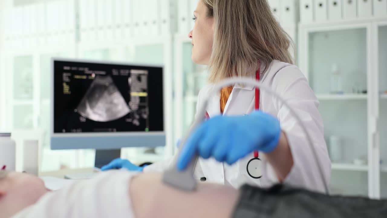 Ecografia eseguita da un medico
