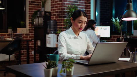 Office-employee-using-laptop-to-do-project-research