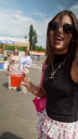 mujer joven en un festival