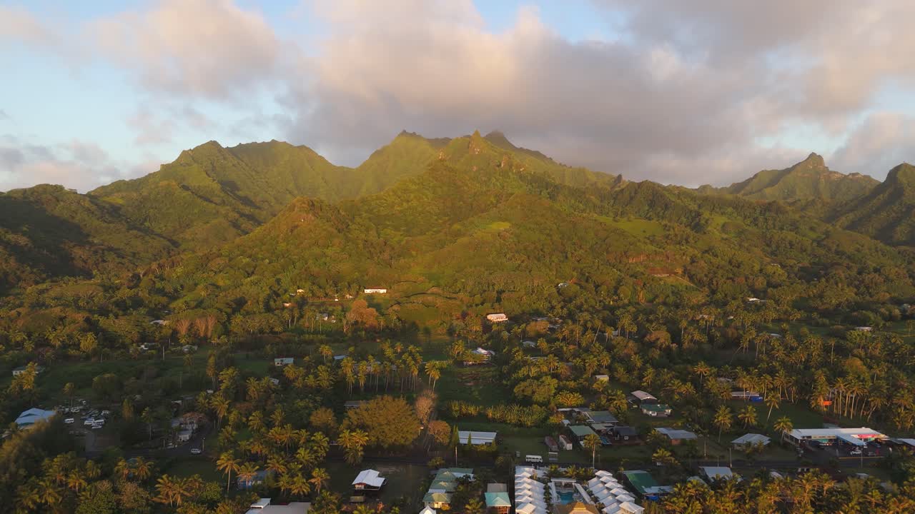 푸른 산과 열대 풍경의 공중 풍경은  섬의 라로톤가에서 빛으로 빛납니다.