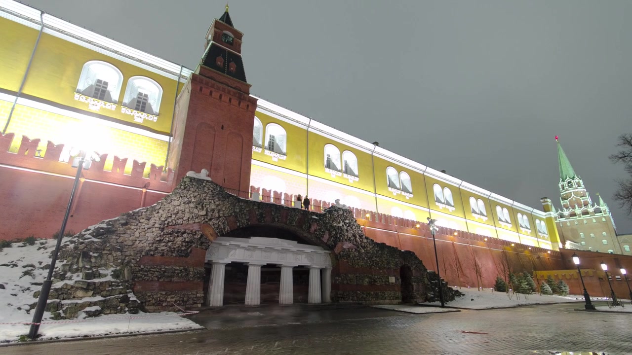 Ruinas de la Gruta en el Jardín de Alejandro, diseñadas como parte de las renovaciones de la ciudad tras el incendio de 1812 y construidas sobre un pequeño montículo cerca de la Torre del Arsenal Central. Las ruinas formaban parte del diseño del parque en un timelapse hyperlapse de noche invernal, Moscú, Rusia.