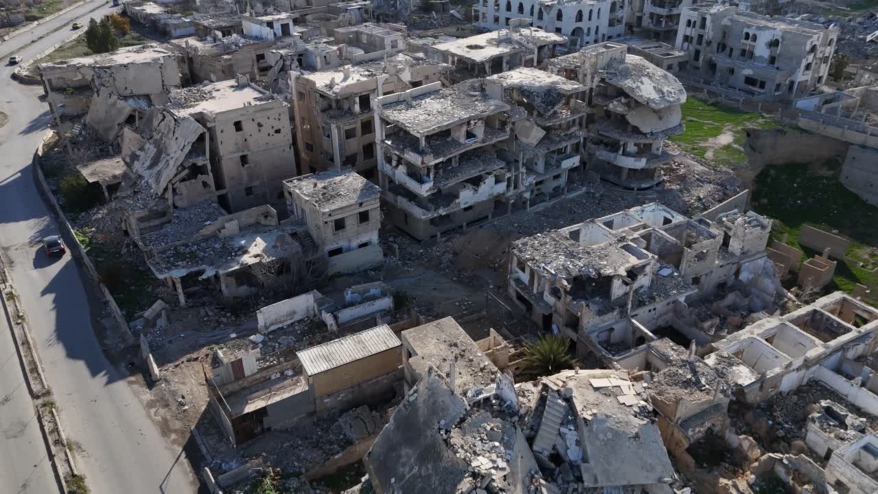 Ripresa aerea con drone di edifici devastati e macerie nel quartiere di Jobar a Damasco, che documenta le conseguenze del conflitto della guerra siriana