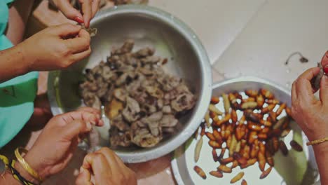 gusanos de seda de algodón servidos en un cuenco como comida exótica tradicional asiática de lujo