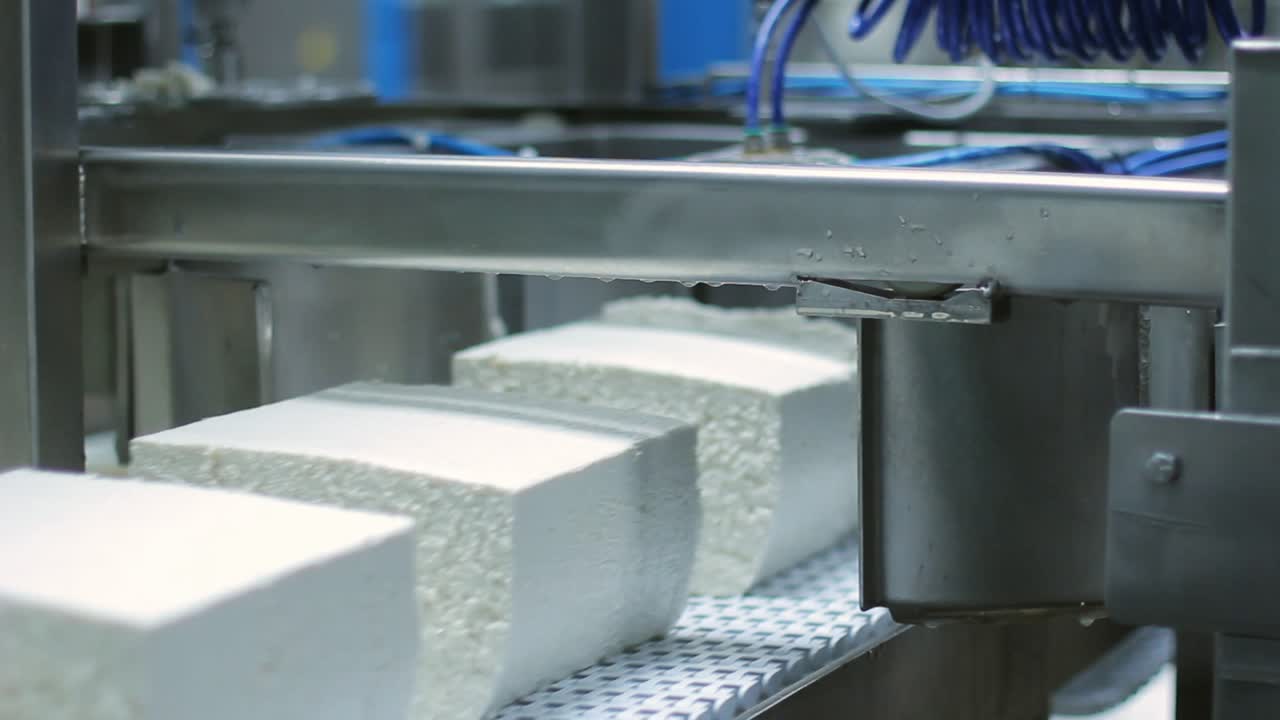 línea de fabricación de queso. fábrica de producción de queso. planta de procesamiento de alimentos