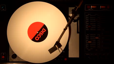 dj 턴테이블 레코드 플레이어 4k에서 비닐 레코드를 클로즈업합니다.