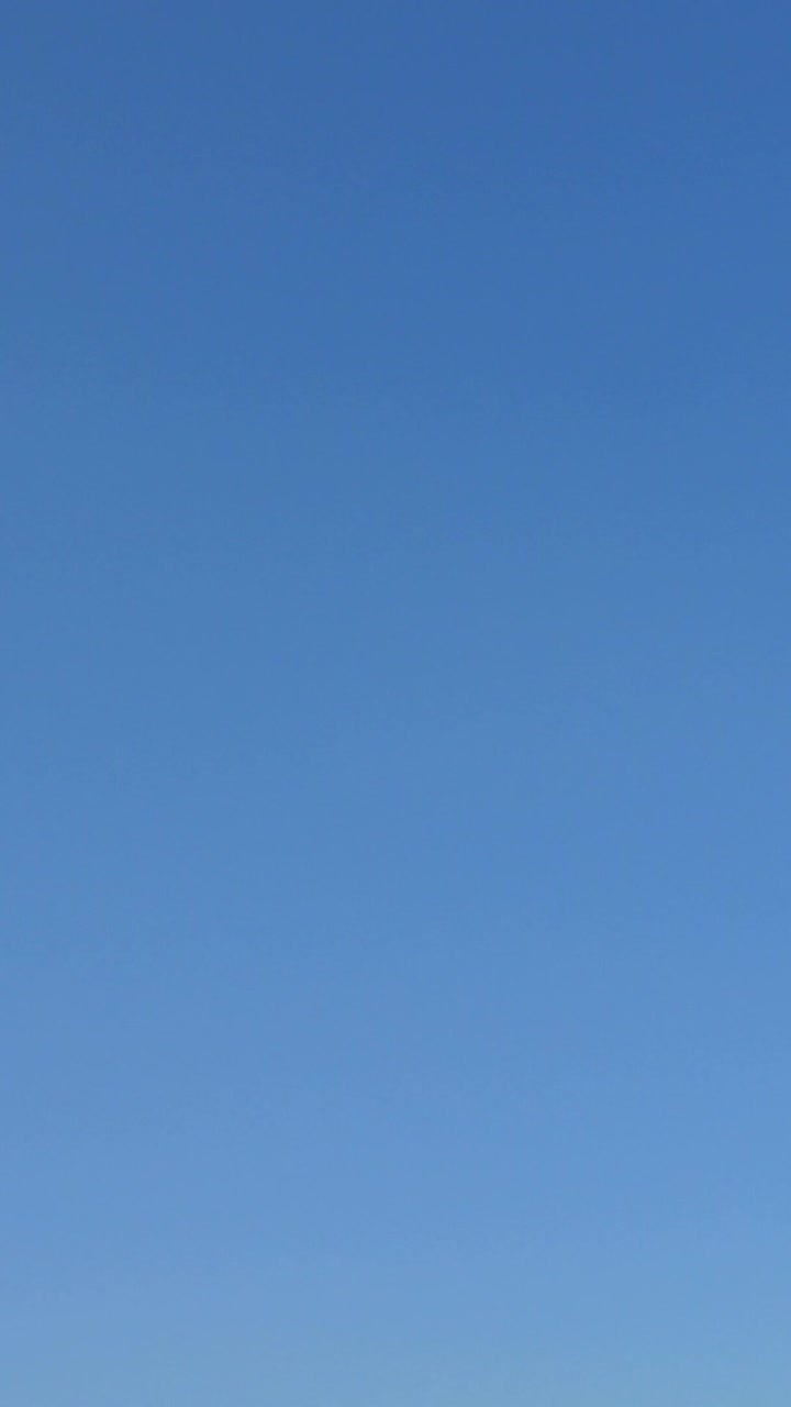 Mani alzate verso il cielo blu