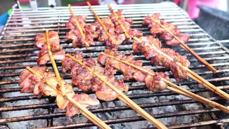 pinzones de carne cocinados en una parrilla ahumada